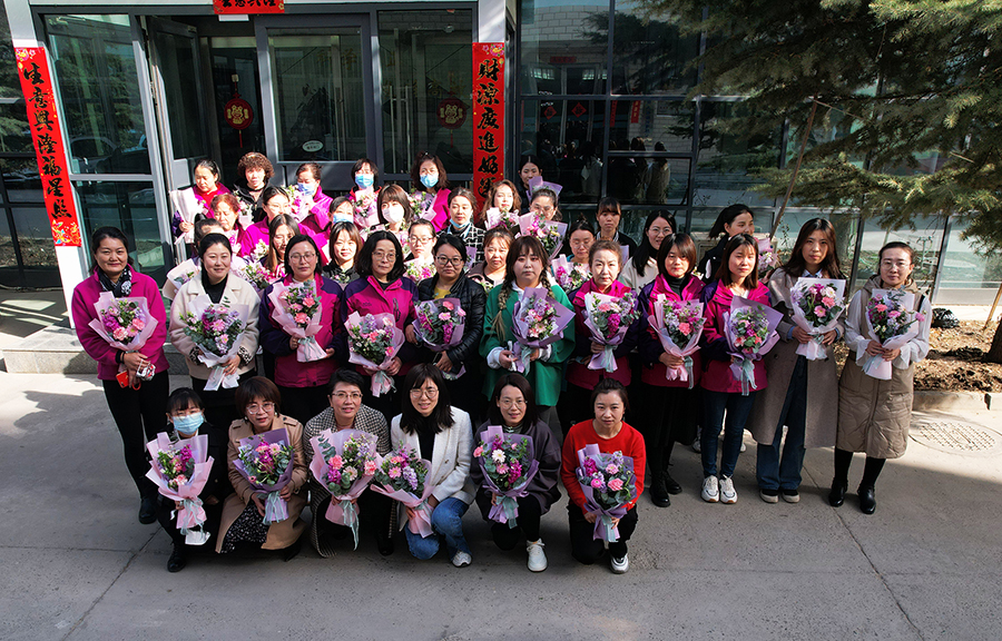 三八婦女節(jié)，甘肅宏強檢測謹祝公司女士們事業(yè)有成，家庭幸福，青春永駐！